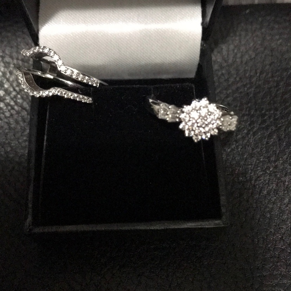 Ring with ring guard